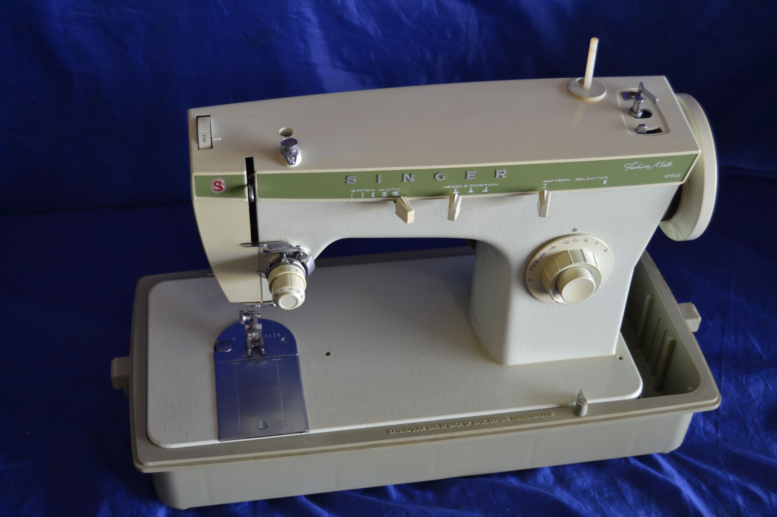 SINGER 252 FASHION MATE ZIGZAG & STRAIGHT STITCH SEWING MACHINE